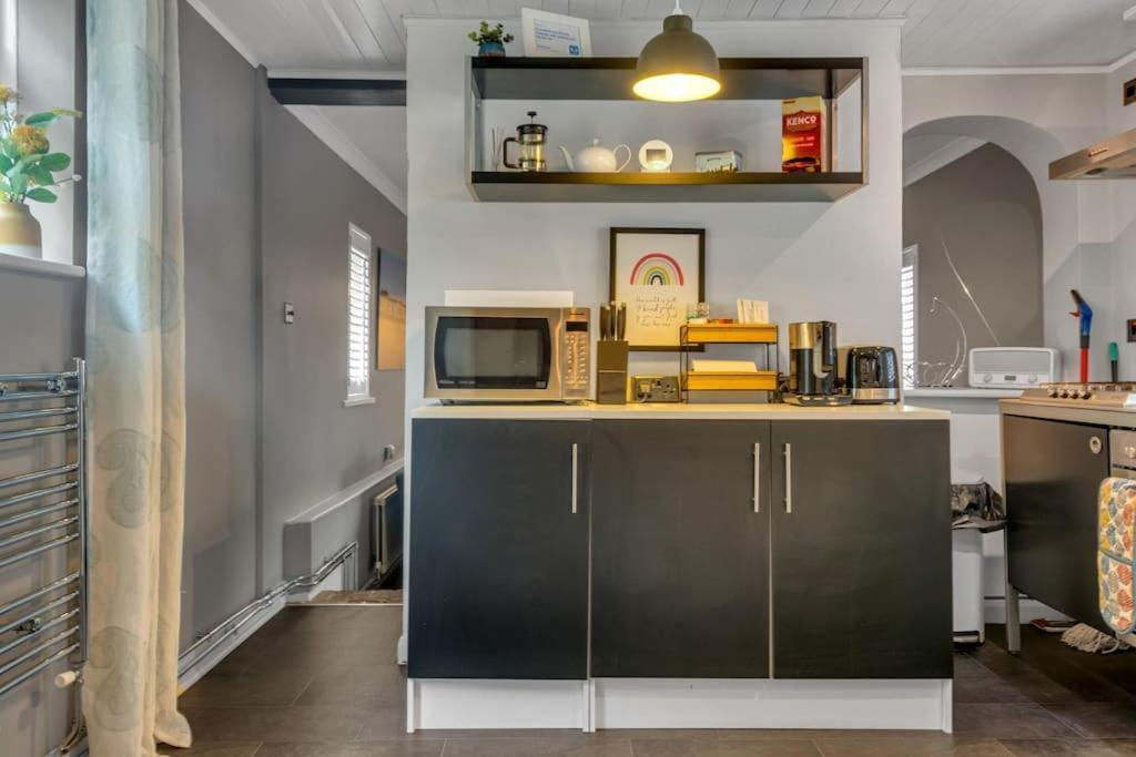 Two Bedroom Private Cottage With Private Parking Just By The Sea Херн Бей Екстериор снимка